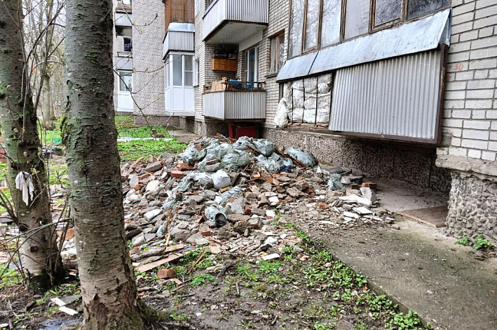 Почему кучу строительного мусора под окнами многоквартирного дома не могут убрать почти 4 месяца, и кто должен это сделать