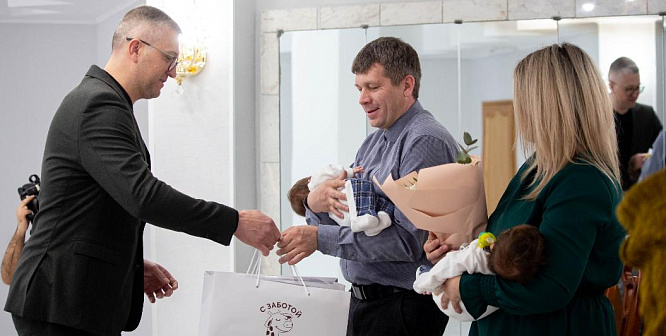 Глава Соснового Бора вручил подарки семьям с новорождёнными детьми